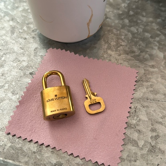 LV Lock & Key 320 - Picture 3 of 8